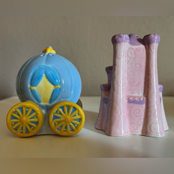 Disney Cinderella Carriage & Castle Salt and Pepper Shaker Set - Picture 4 of 16